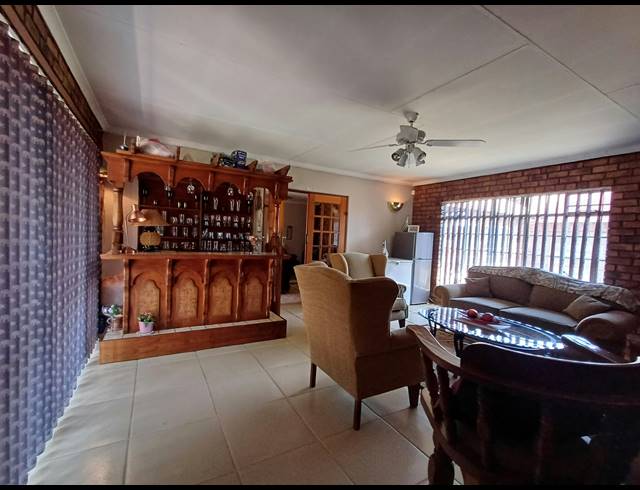 4 BEDROOM HOUSE FOR SALE IN DERSLEY